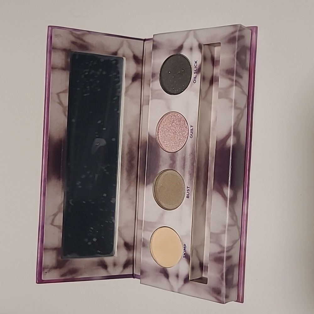 Urban Decay Eyeshadow Palette HTF and RARE colors. BNIB missing eyeliner ❤️